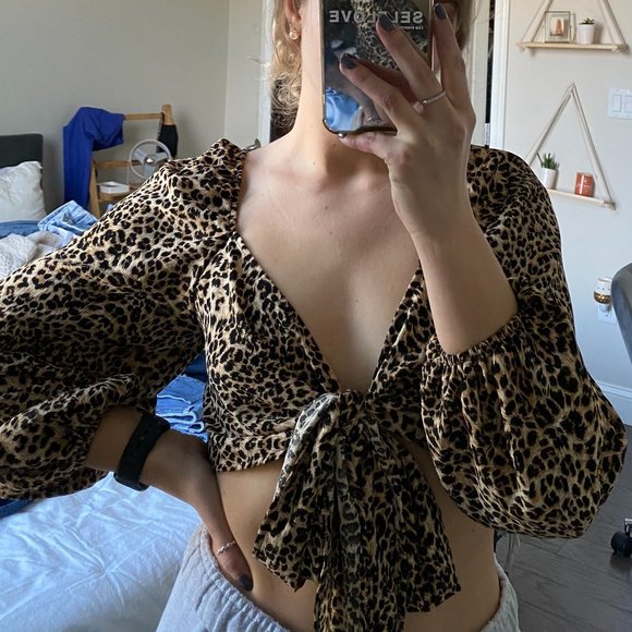 Audrey 3+1 Leopard Print Bubble Sleeve Crop Top - Picture 4 of 7
